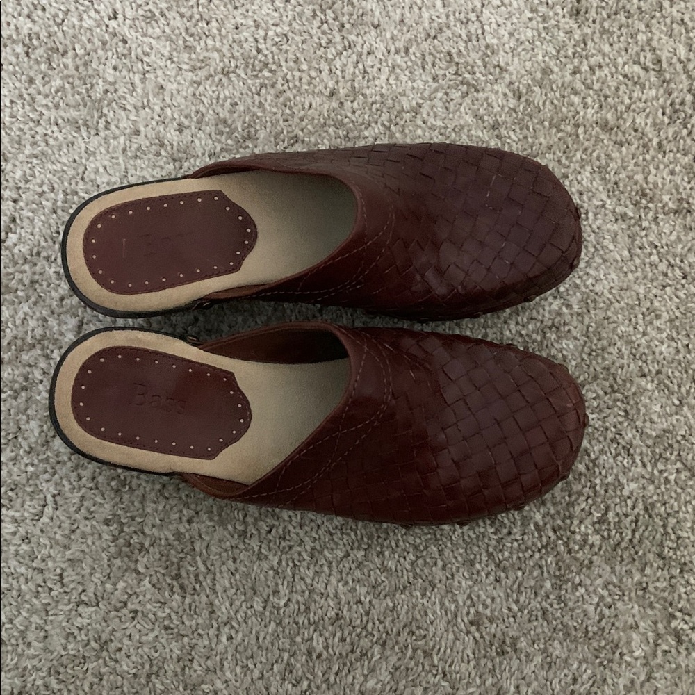 Bass clogs
